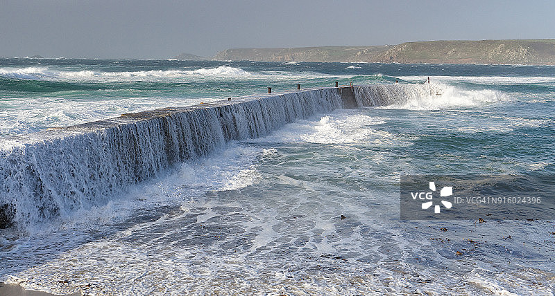 森嫩康沃尔的撞击海浪图片素材