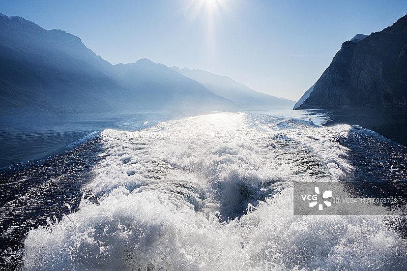 在意大利加尔达湖上航行图片素材