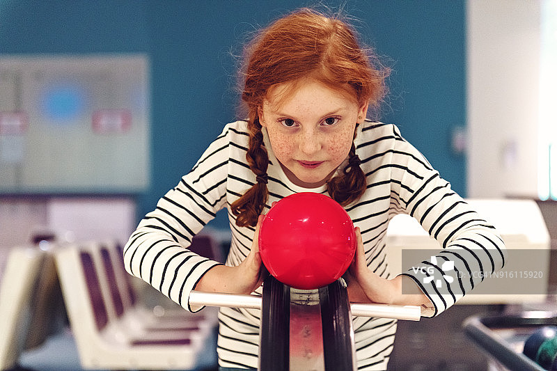 在保龄球馆的女孩们图片素材