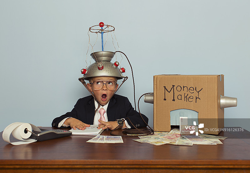 制作英镑的年轻商务男孩图片素材