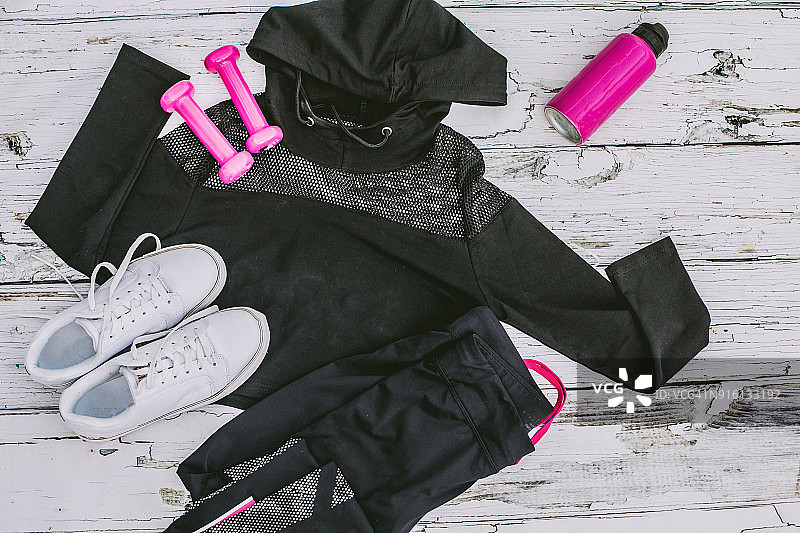 运动器材、鞋子、水、耳机和手机的扁平风格拍摄图片素材