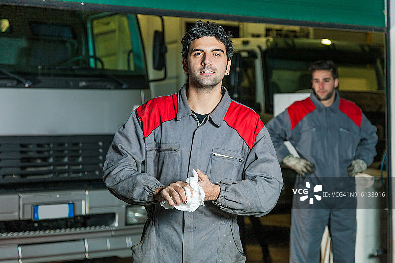 在工作中修理汽车和卡车的技工图片素材