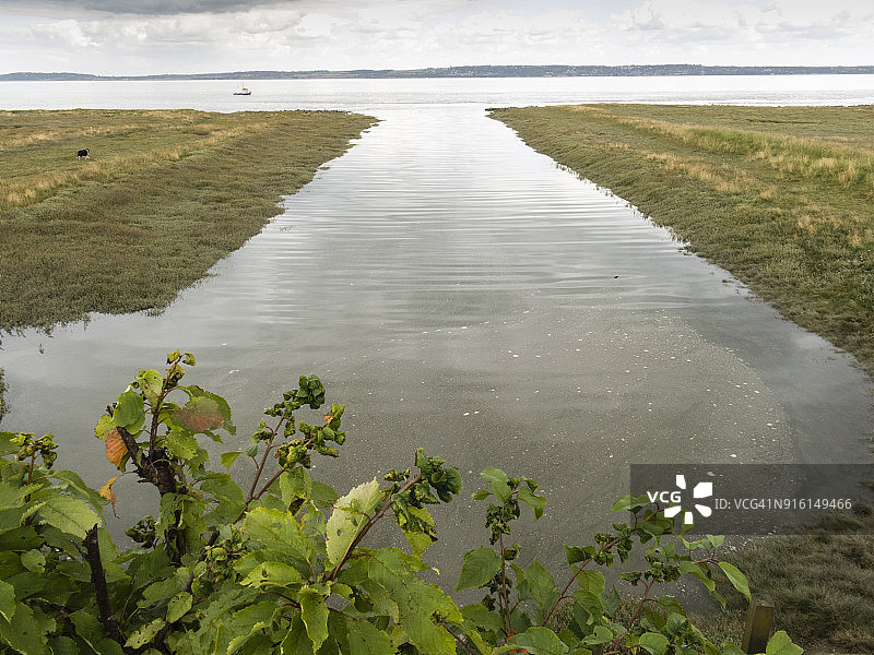 通往迪河上格林菲尔德码头的海湾：彭萨恩和切斯特之间的威尔士海岸小路图片素材