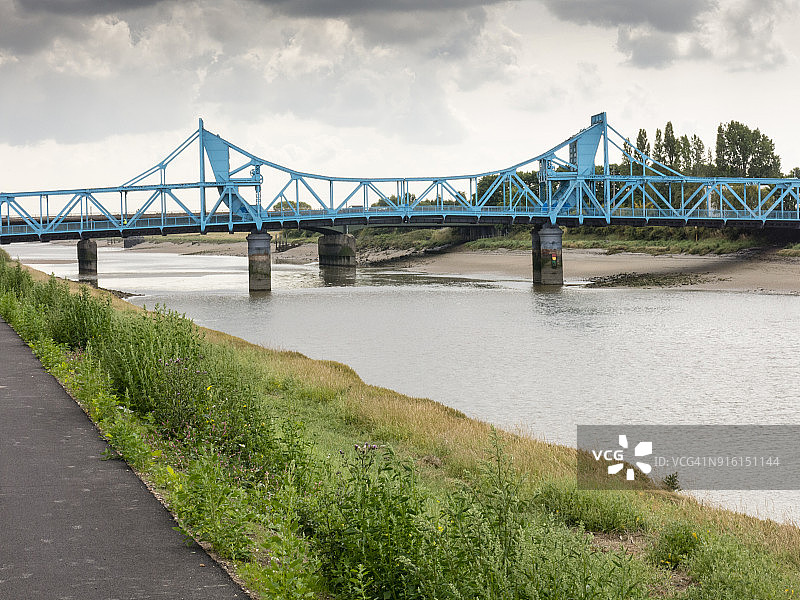 迪河上的禧年桥：彭萨恩和切斯特之间的威尔士海岸小路图片素材