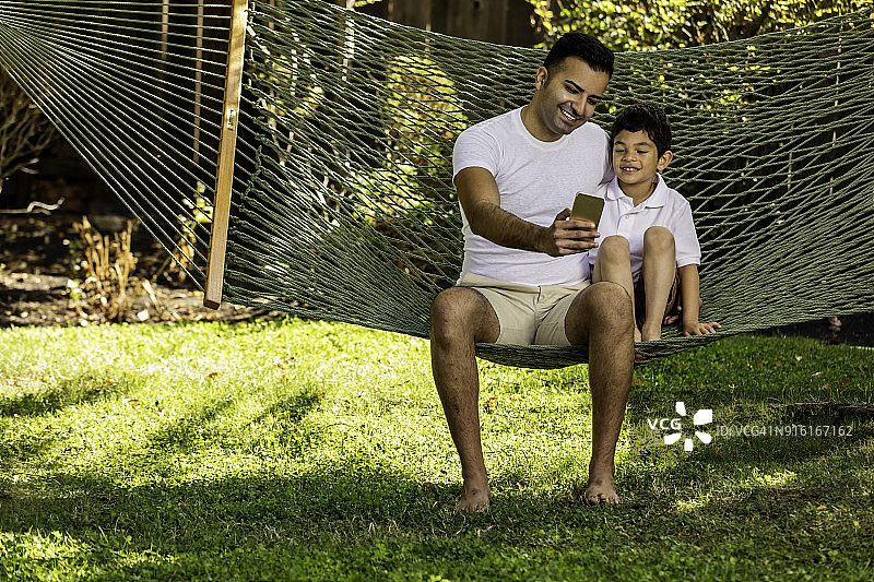 父亲和儿子吊床自拍图片素材
