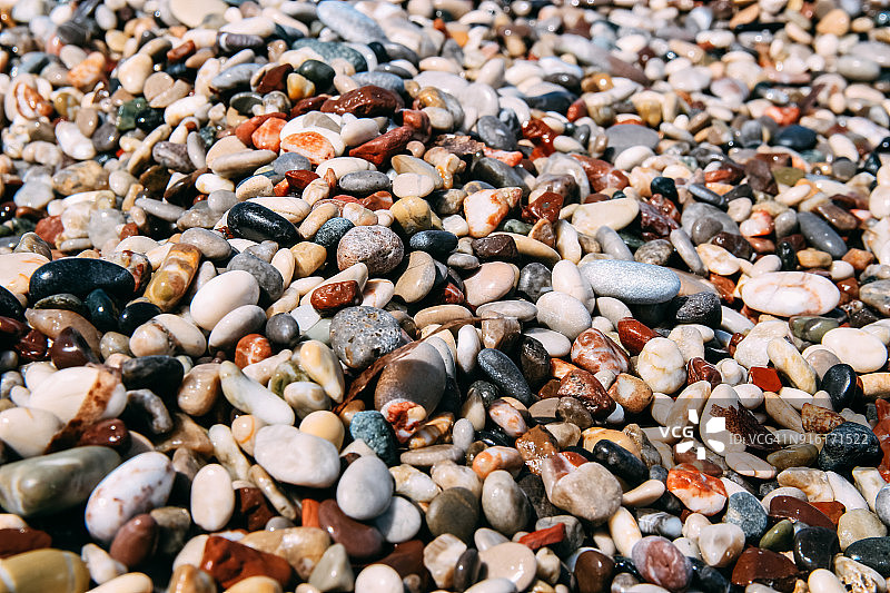 希腊罗德岛海滩上的彩色鹅卵石图片素材