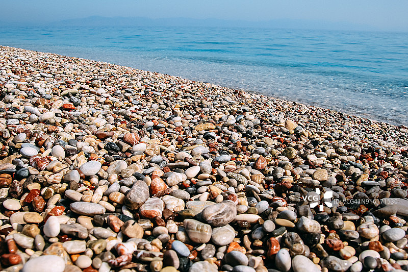 希腊罗德岛海滩上的彩色鹅卵石图片素材