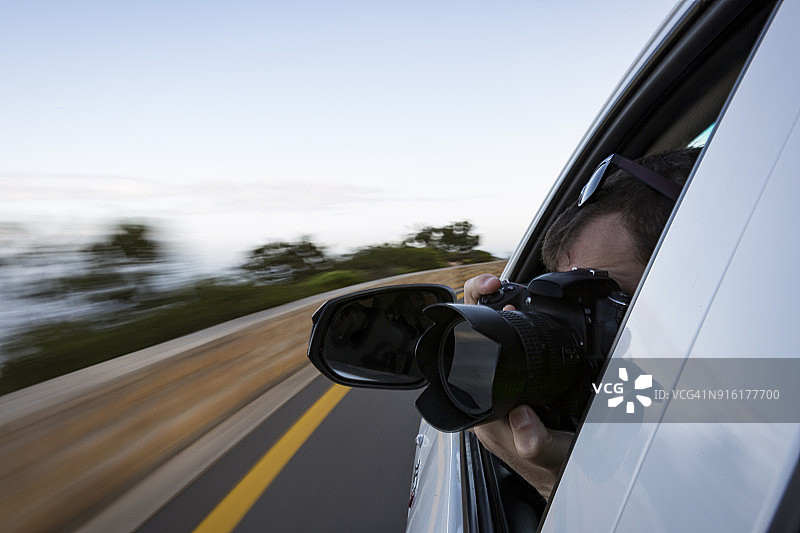 在行驶的汽车中拍摄南非开普敦图片素材