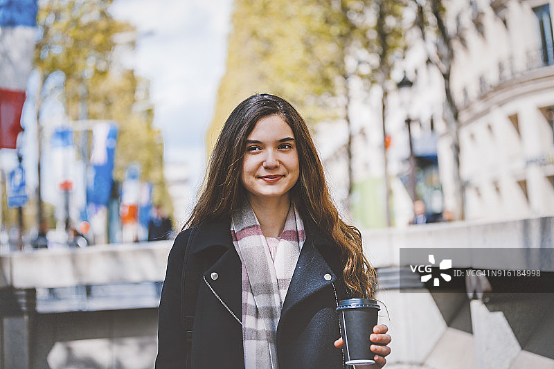 巴黎户外微笑的法国女人肖像图片素材