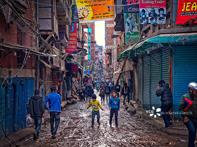 尼泊尔加德满都雨后泥泞街道图片素材