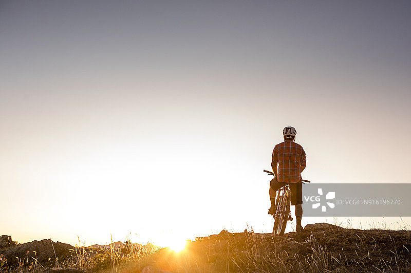 山顶上的山地自行车骑行者图片素材
