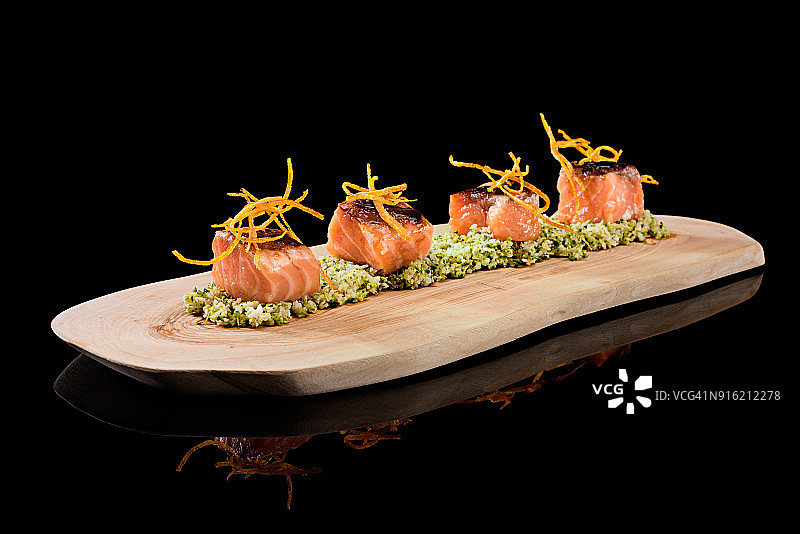 木质盘上的刺身图片素材