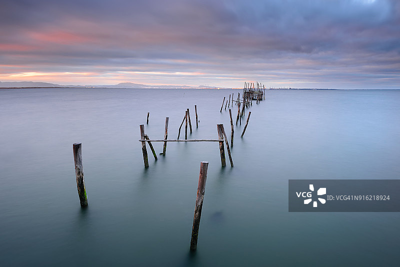 葡萄牙阿连特茹卡拉斯凯拉的旧渔港日落图片素材