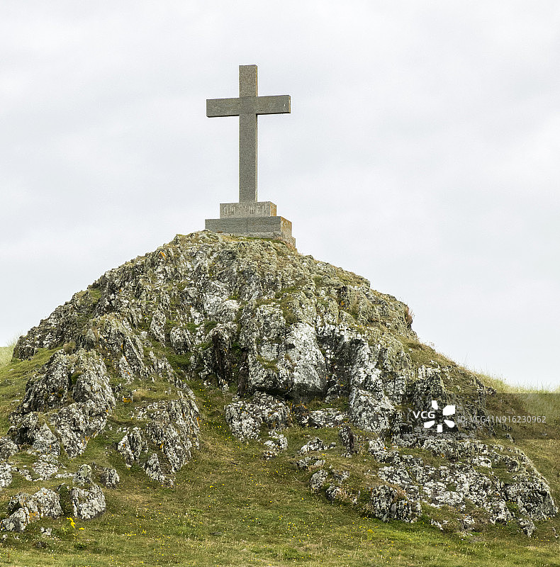 兰德温岛上的十字架：威尔士海岸小路，位于安格尔西岛的北部和西部海岸图片素材