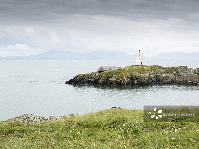 兰德温岛景色：威尔士海岸小路位于安格尔西岛的北部和西部海岸图片素材
