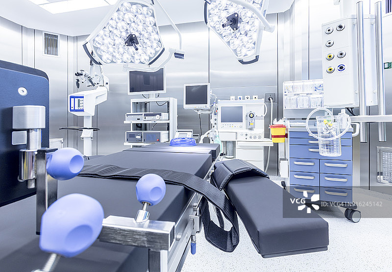 配备监视器和设备的现代化医院手术室图片素材