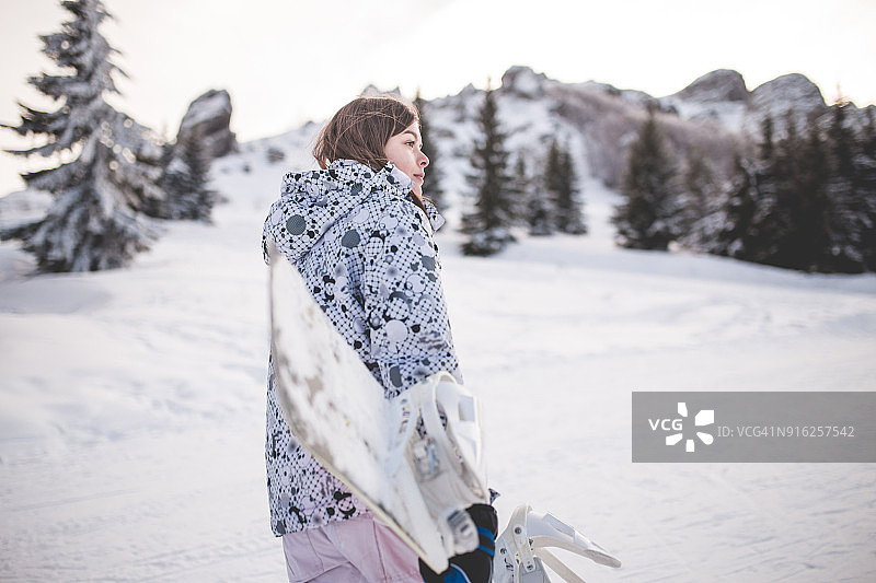 滑雪板上的少女图片素材