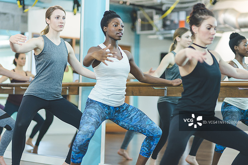 女性一起做芭杆训练图片素材