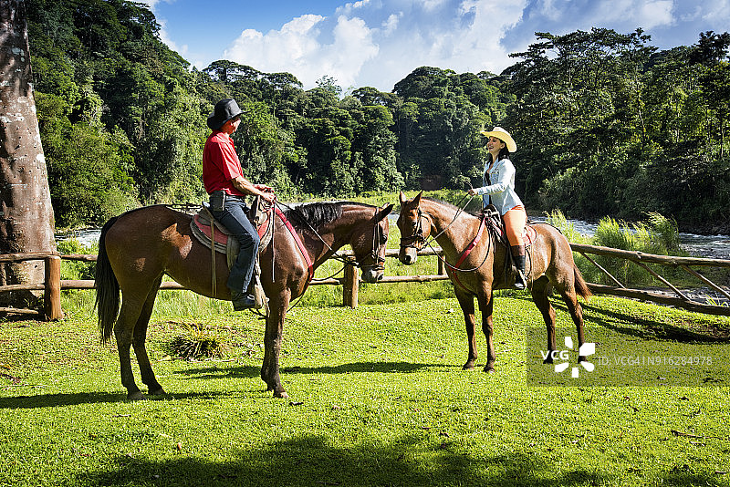 哥斯达黎加萨拉皮基骑马图片素材