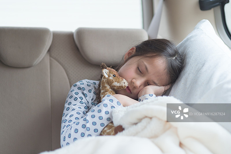 孩子们在公路旅行的后座上图片素材