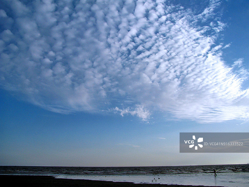 卡拉奇克利夫顿海滩上空的云彩图片素材