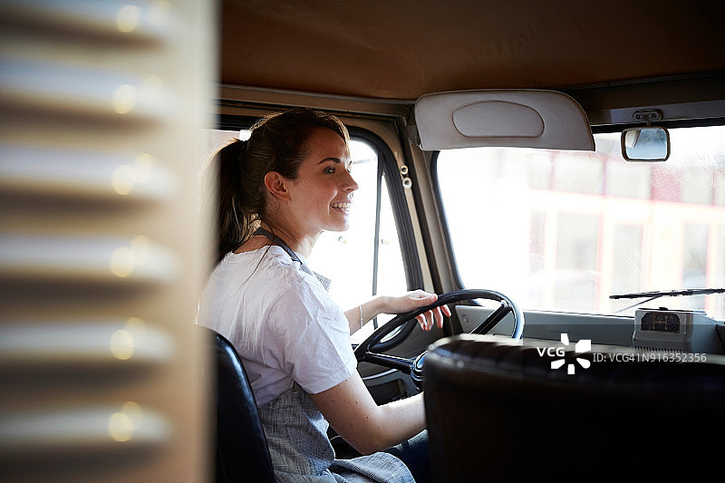 在城市里驾驶餐车的年轻女老板图片素材