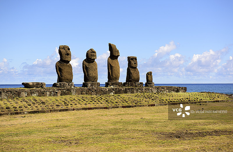 智利拉帕努伊岛的阿胡塔海石像图片素材