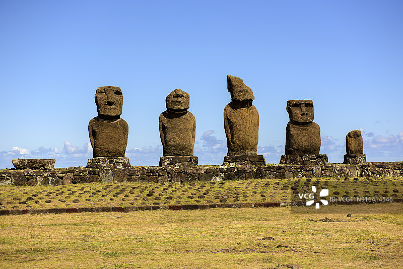 智利拉帕努伊岛的阿胡塔海石像图片素材
