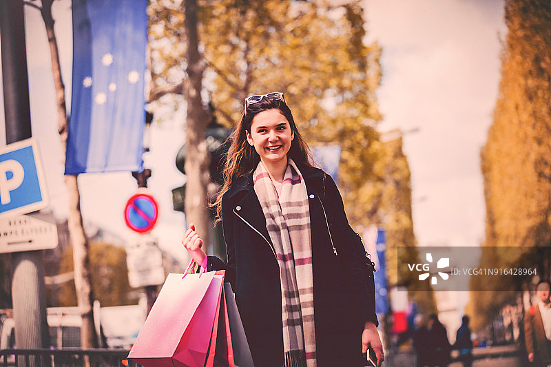 在巴黎购物的快乐年轻女子图片素材