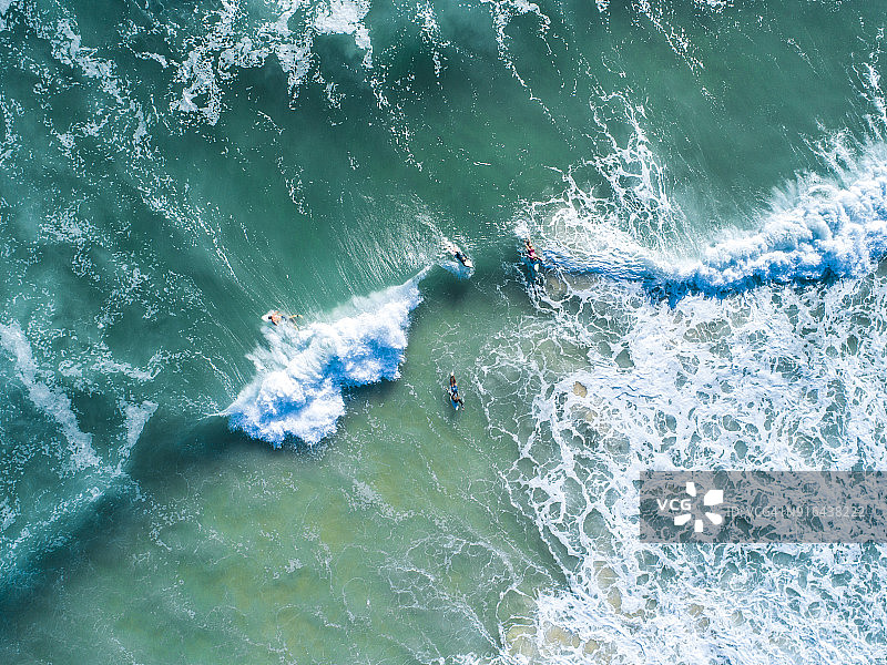 一群朋友在水中冲浪的鸟瞰图图片素材