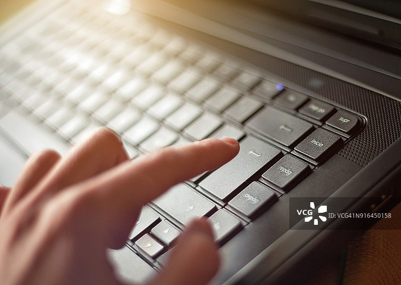 手持笔记本电脑图片素材