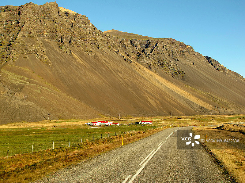 霍芬附近山下的农舍，冰岛东南部图片素材