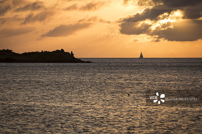 圣马丁岛马里戈特日落时分的帆船图片素材