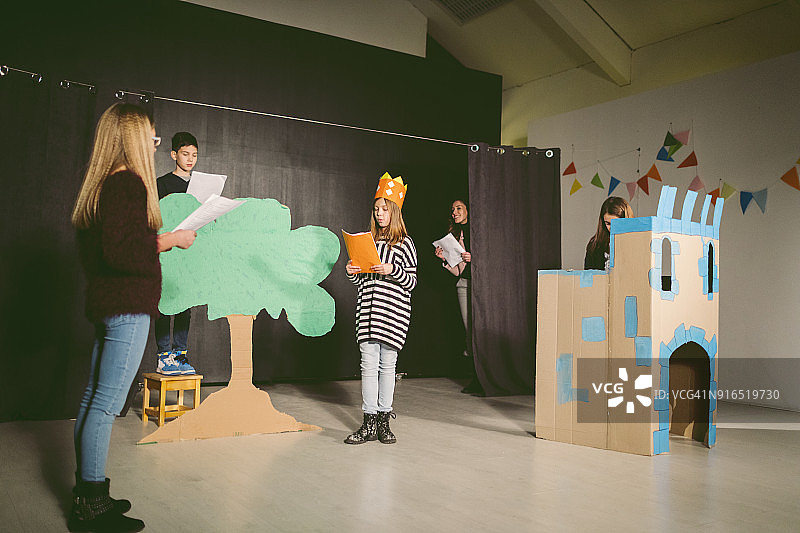 学校戏剧排练图片素材