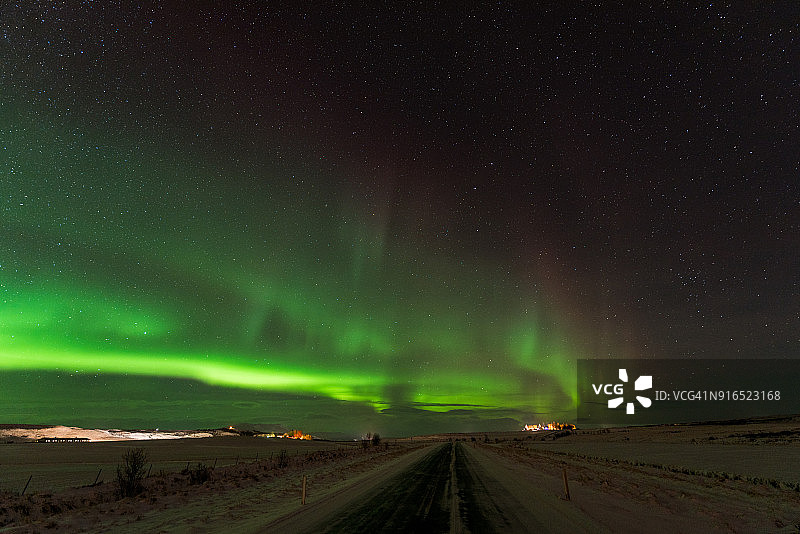 北极光与道路图片素材