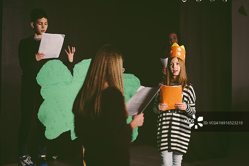 学校戏剧排练图片素材