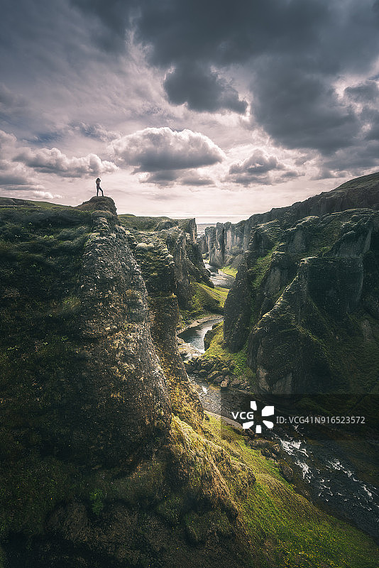 在冰岛Fjadrargljufur峡谷顶端的女人图片素材