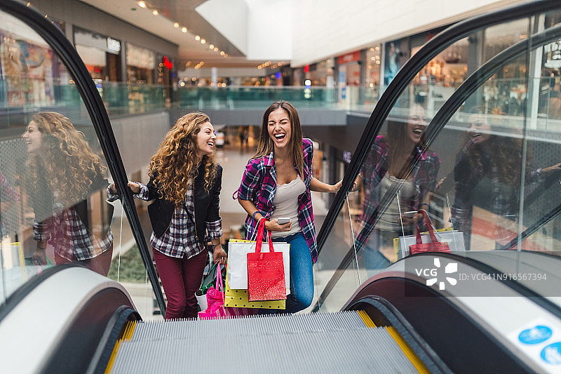 在购物中心玩乐的女孩们图片素材