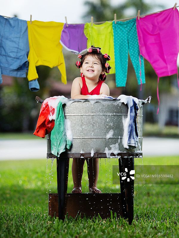 女孩用老式方法洗衣服图片素材