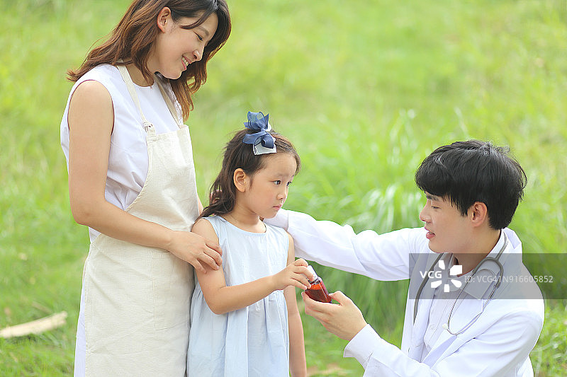 医生给小女孩喂药图片素材