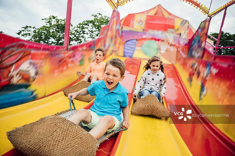 在游乐场的滑梯上玩耍的孩子们图片素材