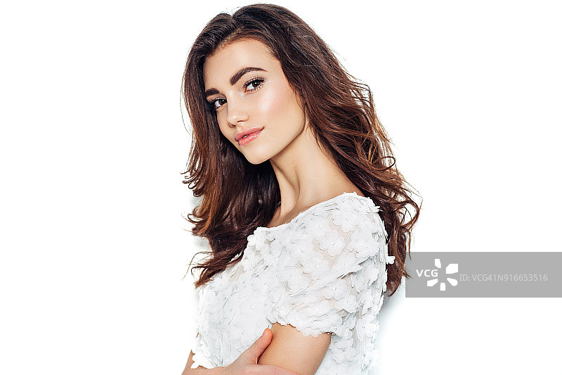 拥有迷人长卷发的美丽女人图片素材