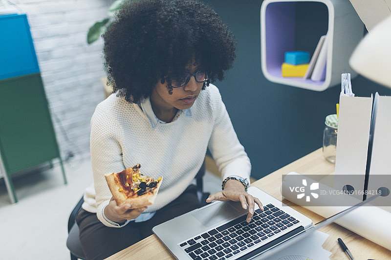 女程序员在办公室工作图片素材