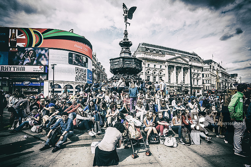 西区皮卡迪利广场，沙夫茨伯里纪念喷泉附近的人群图片素材