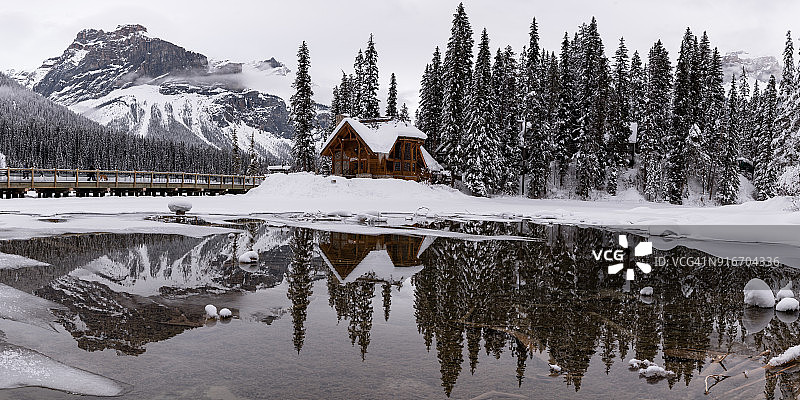 加拿大不列颠哥伦比亚省幽鹤国家公园冬季的翡翠湖旅馆图片素材
