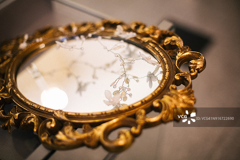 铜镜上的精美发饰图片素材