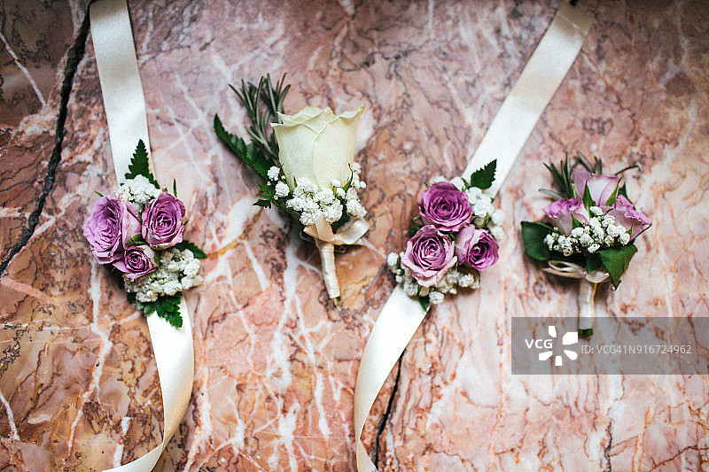 白色和紫色玫瑰婚礼胸花图片素材