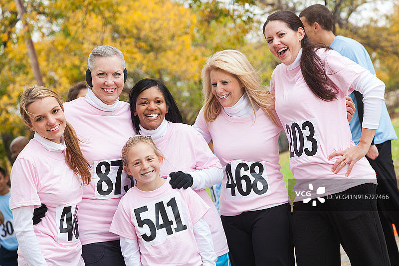 乳腺癌防治宣传活动中的自信人群图片素材