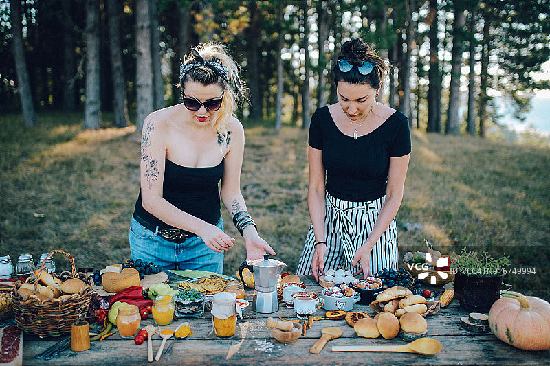 年轻女人准备健康食物图片素材
