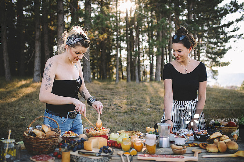 年轻女人准备健康食物图片素材